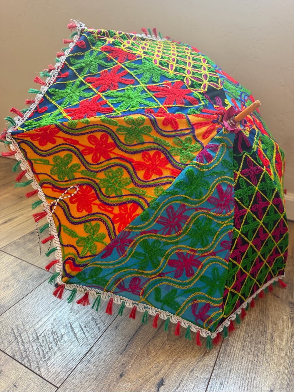 Artisanal Bohemian Embroidered Parasol – Vibrant Tassel Sun Umbrella Decor Prop